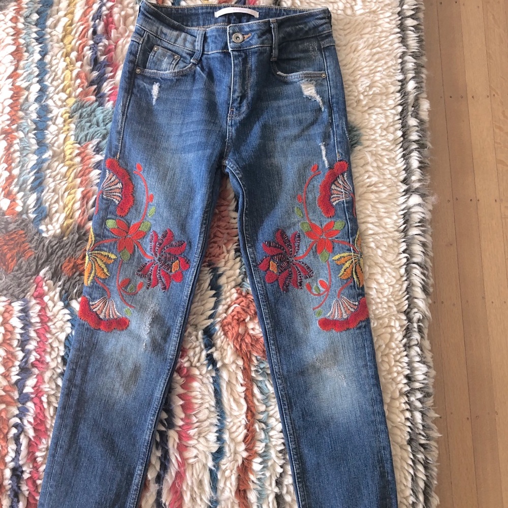 Zara floral embroidered raw hem jeans